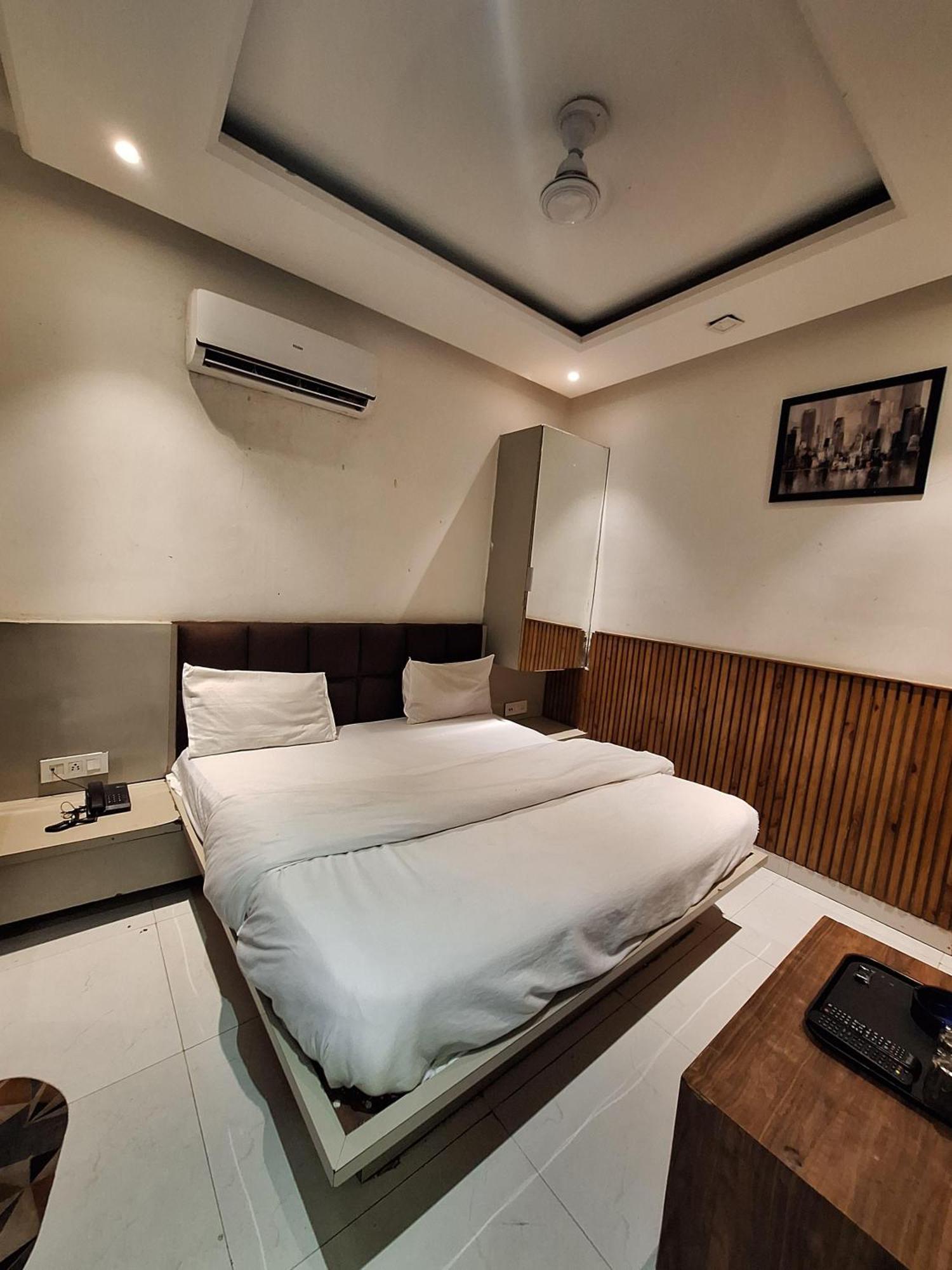 Shri Saai Deluxe Hotel *