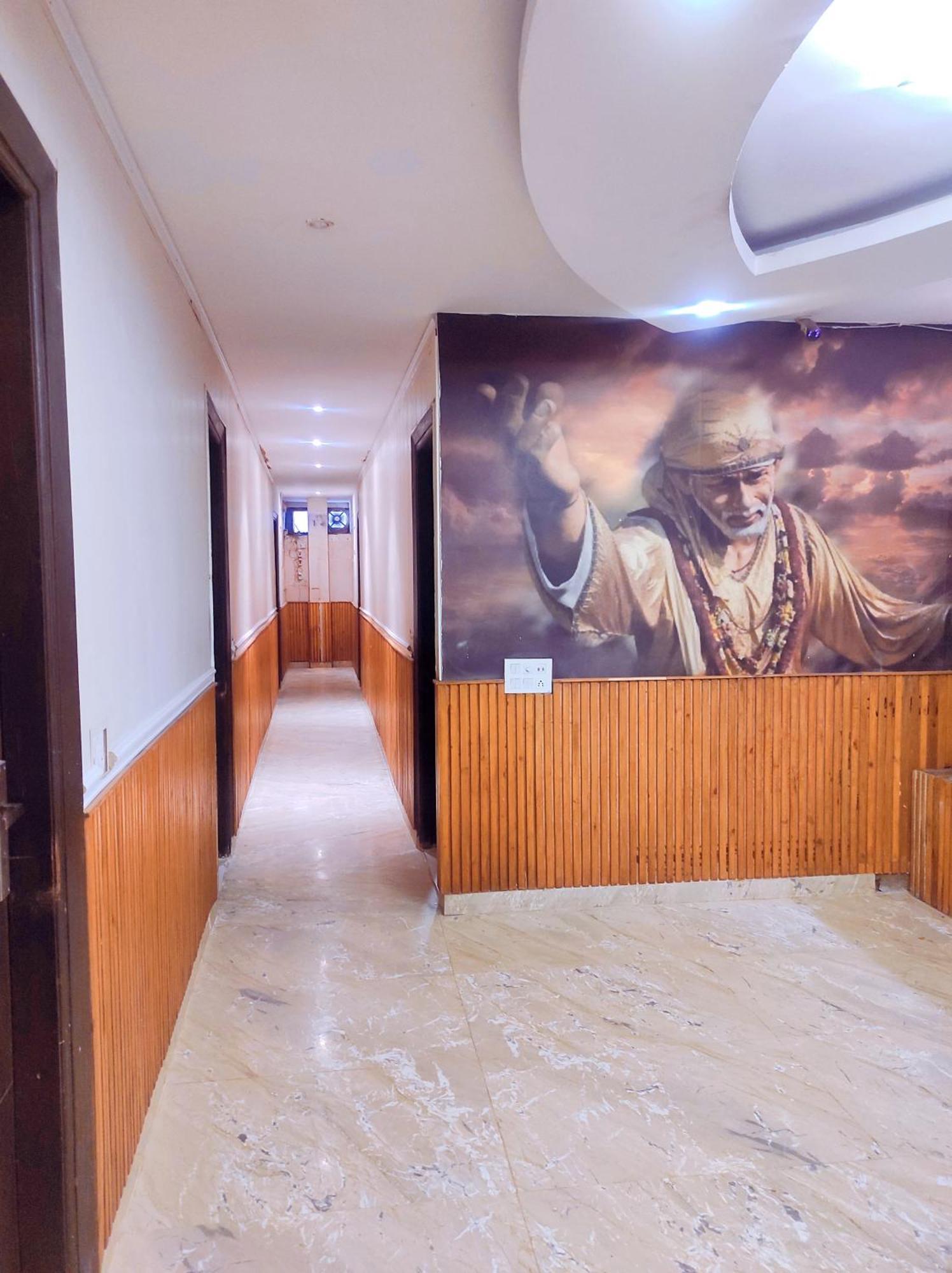Shri Saai Deluxe * New Delhi