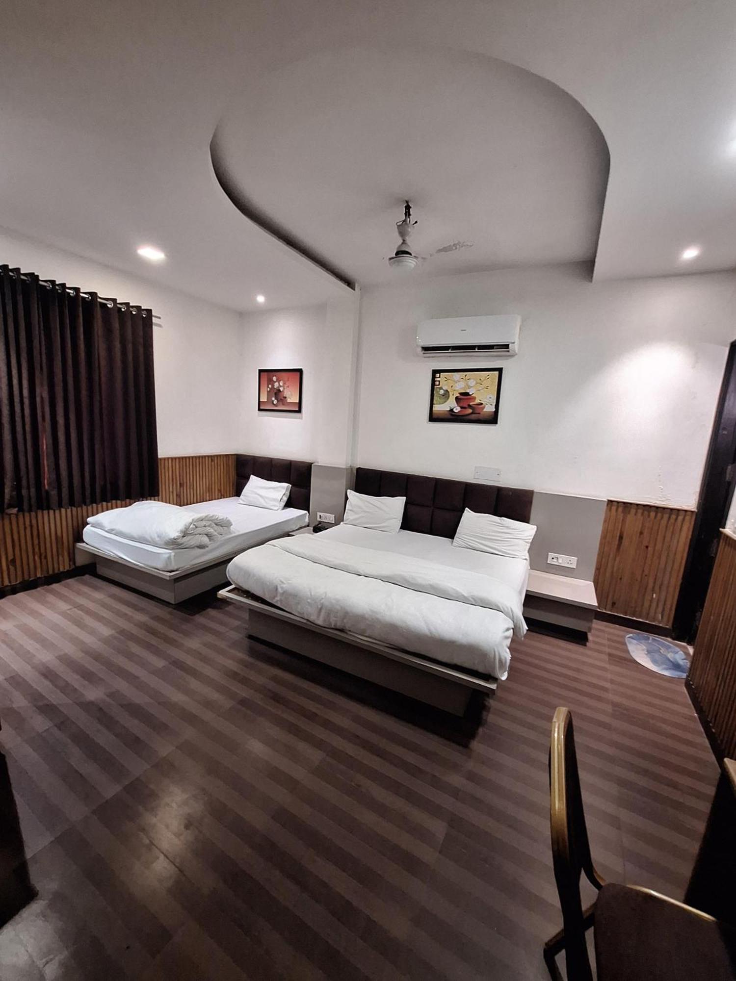 Shri Saai Deluxe Hotel