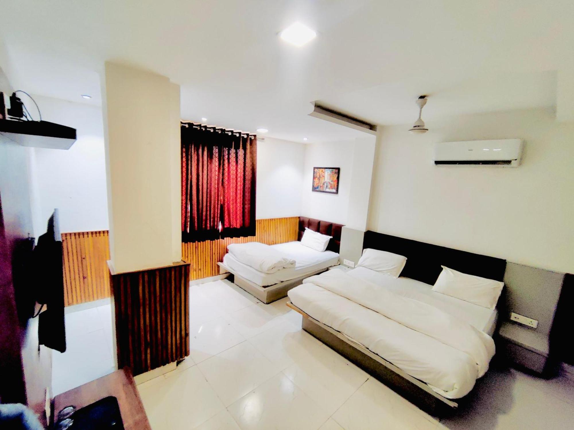Shri Saai Deluxe Hotel *