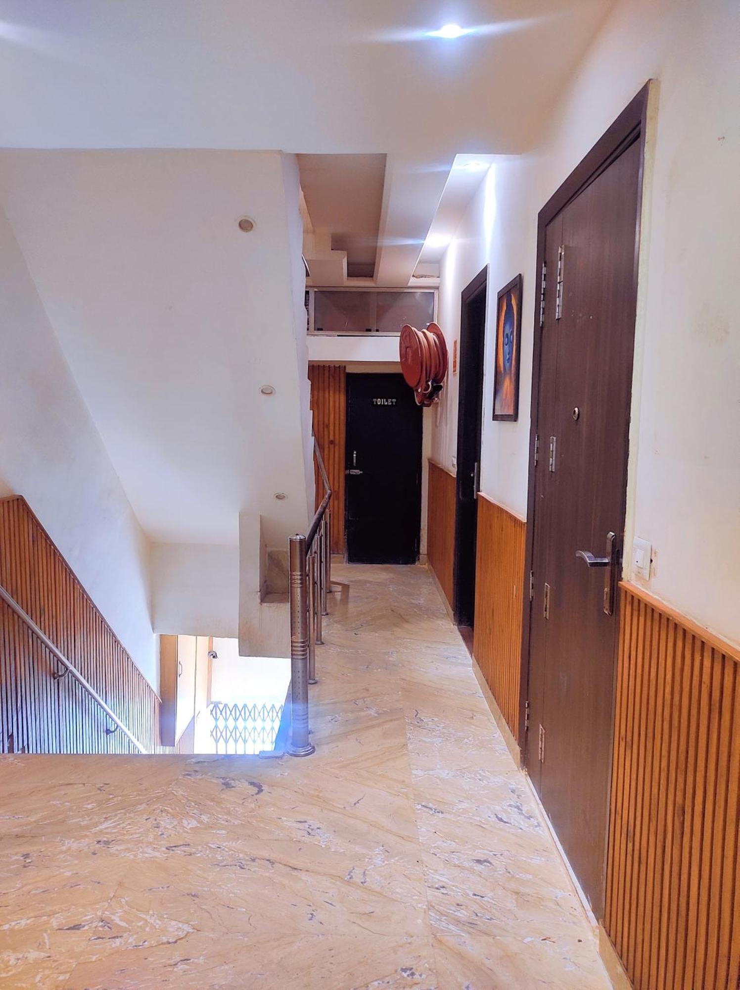 Shri Saai Deluxe Hotel *