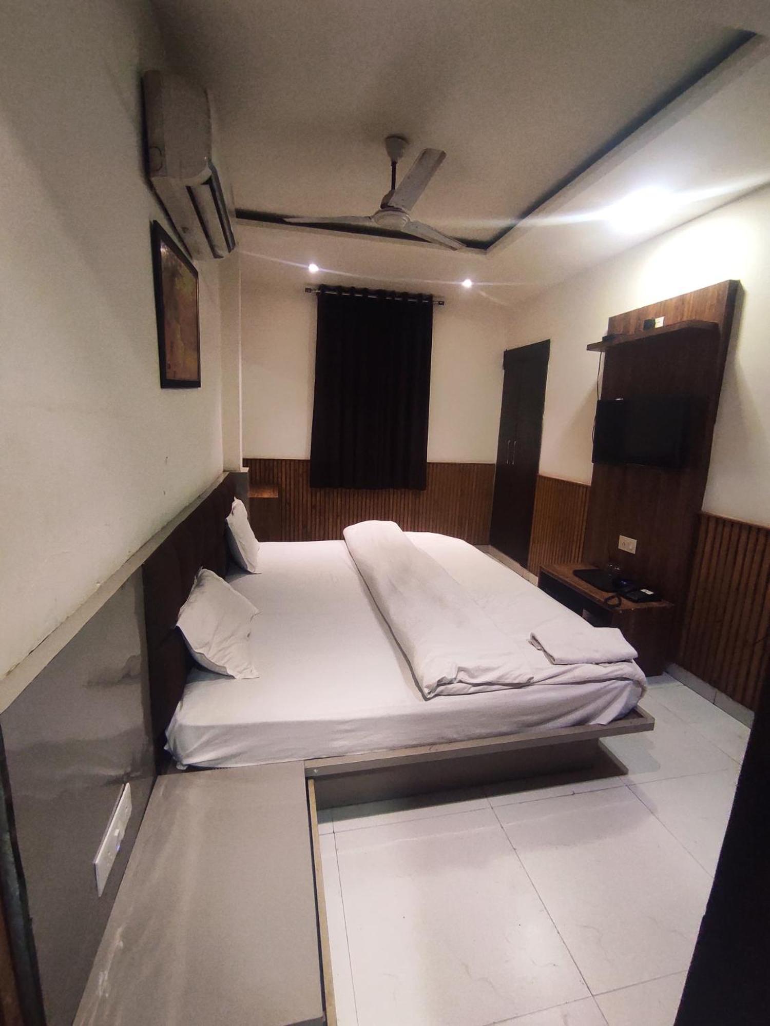 Hotel Shri Saai Deluxe