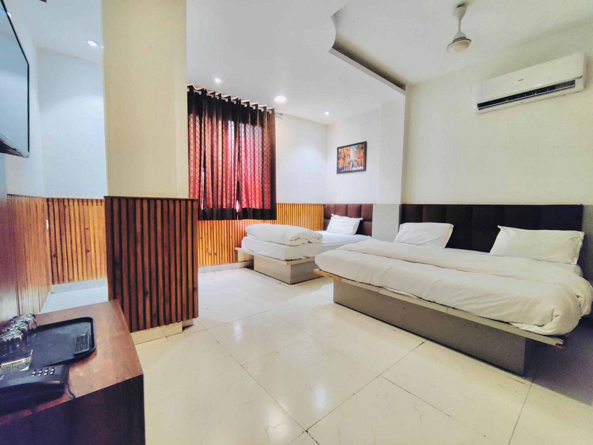 Shri Saai Deluxe * New Delhi